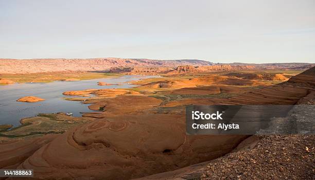 Lake Powell Fin Kamienie I Wody - zdjęcia stockowe i więcej obrazów Bez ludzi - Bez ludzi, Chmura, Czerwony