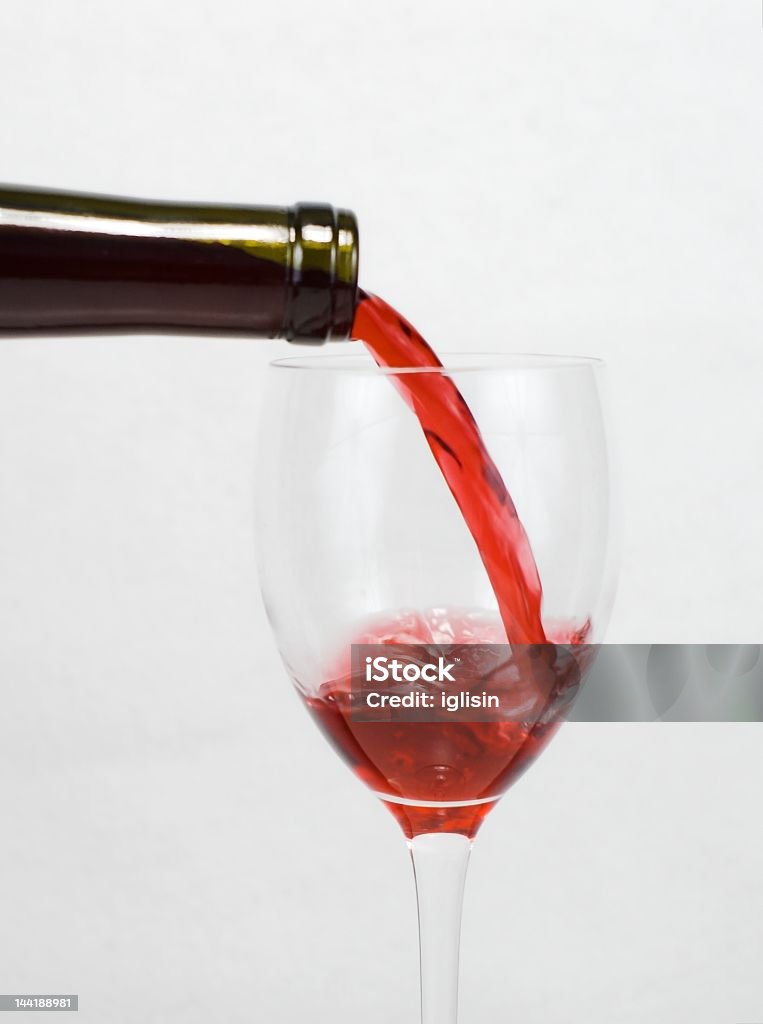 Versare il vino rosso in vetro, vista laterale - Foto stock royalty-free di Alchol