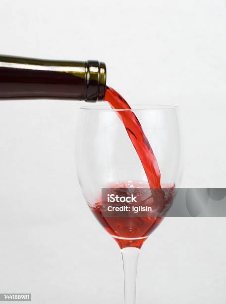 Versare Il Vino Rosso In Vetro Vista Laterale - Fotografie stock e altre immagini di Alchol - Alchol, Bibita, Bicchiere