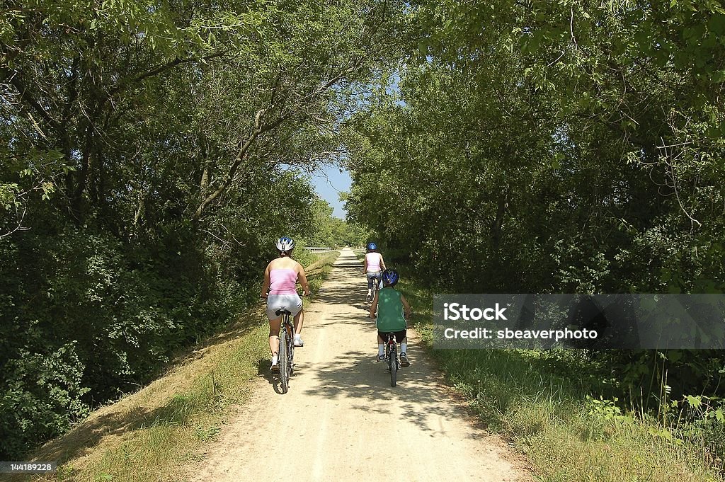 Madre con niños - Foto de stock de Andar en bicicleta libre de derechos