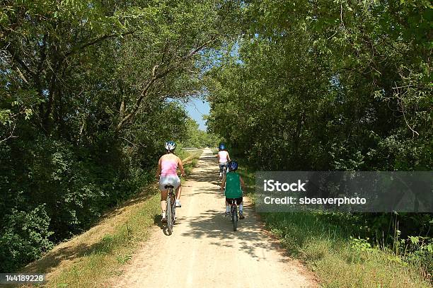 Madre Con Niños Foto de stock y más banco de imágenes de Andar en bicicleta - Andar en bicicleta, Boscaje, Niño