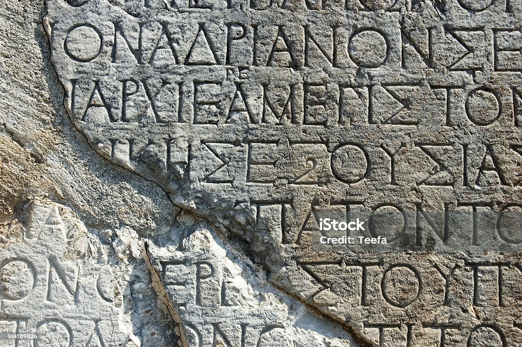 Greek texte écrit sur un rocher DANS Delphi - Photo de Message écrit et lettre de l'alphabet libre de droits