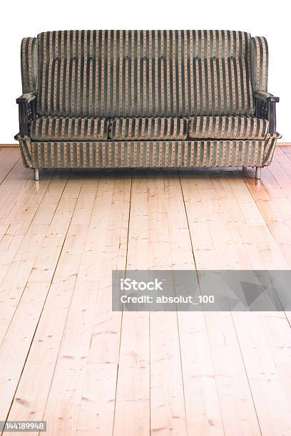 Sofa Auf Holzfußboden Stockfoto und mehr Bilder von Architektur - Architektur, Aufgeräumter Raum, Bauholz-Brett