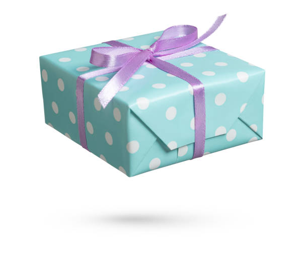 coffret cadeau bleu avec ruban violet sur blanc - gift purple turquoise box photos et images de collection