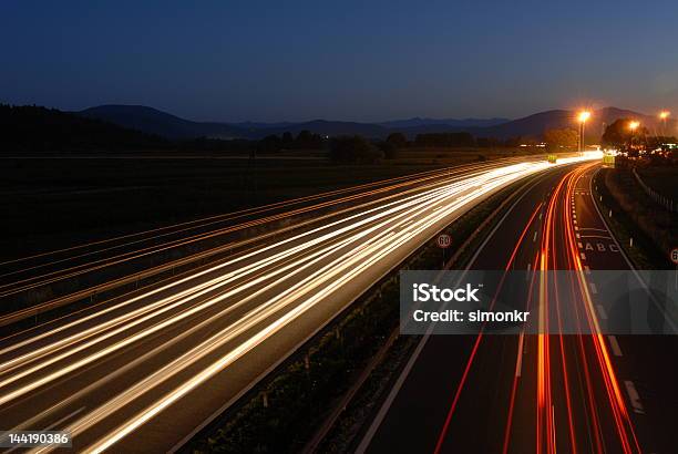 Traffico Di Notte - Fotografie stock e altre immagini di Linea di divisione - Linea di divisione, Soggettiva, Sorpasso