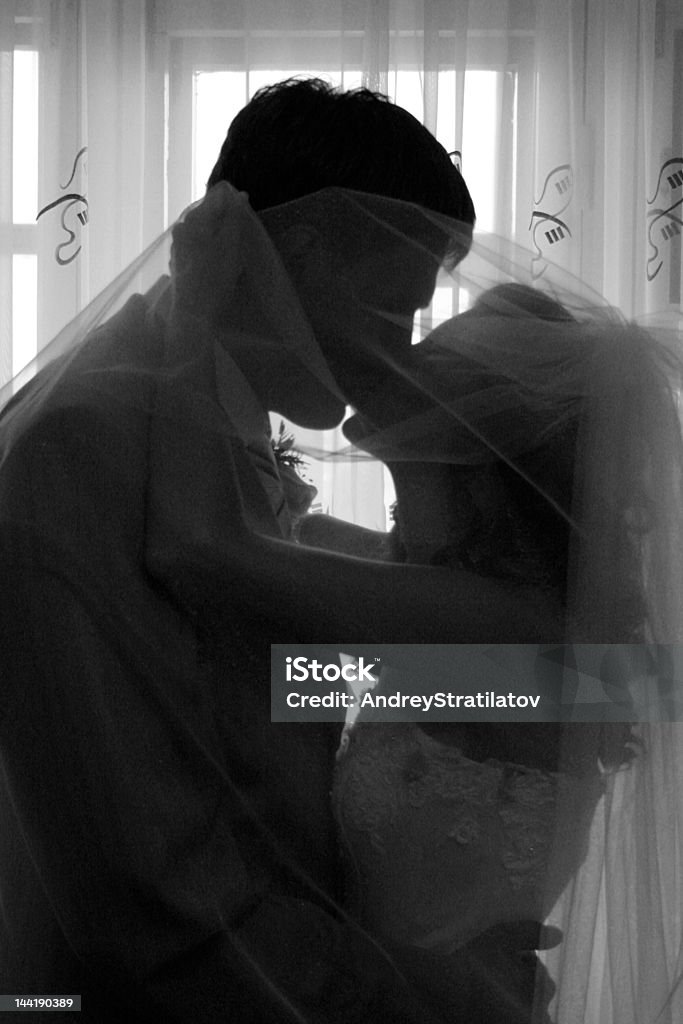 O Newlywedses são pontilhadas em fundo da janela. - Foto de stock de Abraçar royalty-free