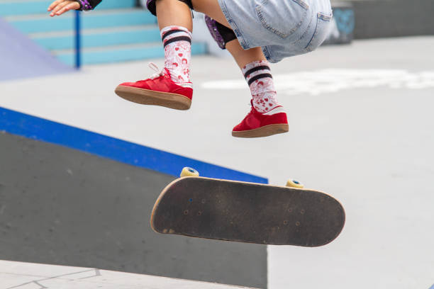 リオデジャネイロのスケートパークでの女の子スケートボード。 - skateboard park extreme sports recreational pursuit skateboarding ストックフォトと画像