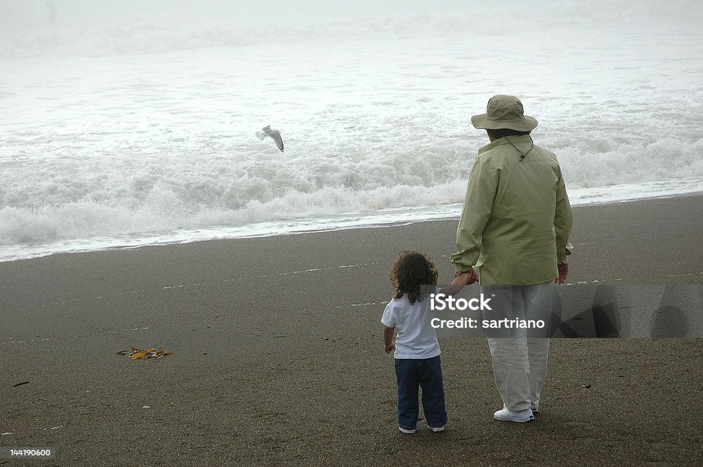 Ragazza e donna guardare gabbiano - Foto stock royalty-free di Adulto