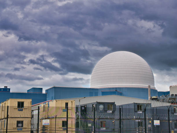 la cupola e gli edifici del reattore ad acqua pressurizzata sizewell b sulla costa del suffolk, inghilterra regno unito. scattata contro un cielo grigio, lunatico, coperto. - sizewell b nuclear power station foto e immagini stock