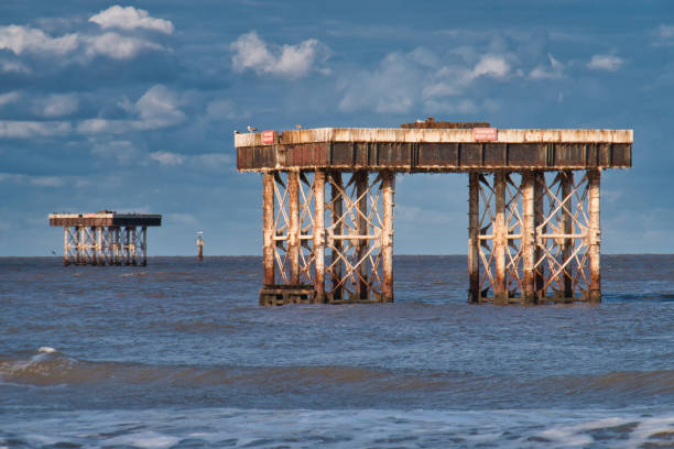 piattaforme di aspirazione del refrigerante ad acqua di mare al largo di sizewell beach per le centrali nucleari sizewell a (magnox - in disuso) e sizewell b (pwr - attive) nel suffolk, regno unito. - sizewell b nuclear power station foto e immagini stock