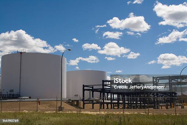 Tanques De Refinaria - Fotografias de stock e mais imagens de Abastecer - Abastecer, Alberta, Combustível Fóssil