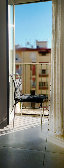 Sedia in casa vicino ad un balcone