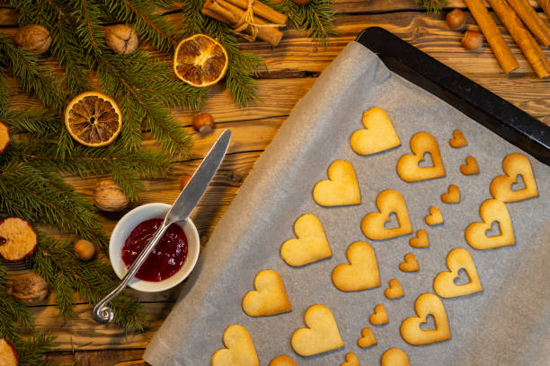 weihnachtsplätzchen auf dem backblech - cookie heart shape shortbread christmas stock-fotos und bilder