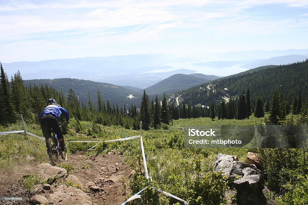 Mujer Ciclista de montaña en descenso - Foto de stock de Actividad libre de derechos