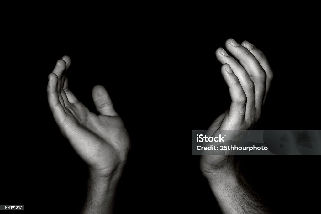 Руки поклонения - Стоковые фото Чёрно-белый роялти-фри