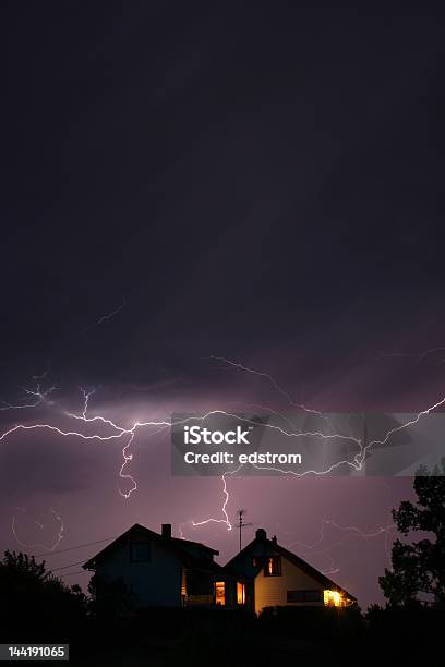 Lightning Foto de stock y más banco de imágenes de Casa - Casa, Relámpagos, Noche