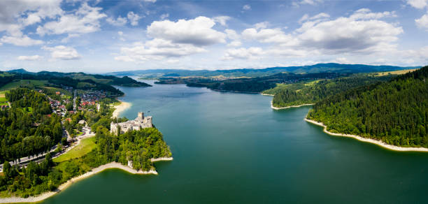 widok zamku w niedzicy nad jeziorem czorsztyńskim - czorsztyn zdjęcia i obrazy z banku zdjęć