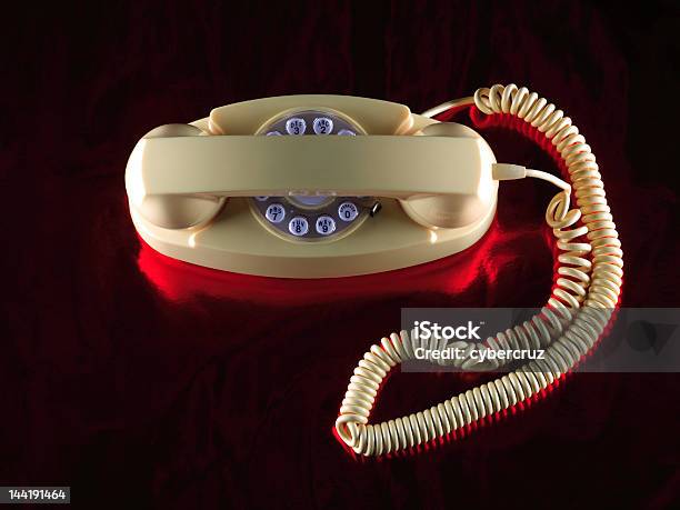 Foto de Amarelo Telefone 1 e mais fotos de stock de Agente de atendimento ao cliente - Agente de atendimento ao cliente, Alcançar, Botão - Peça de Máquina