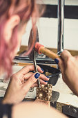 nahaufnahme-eines-professionellen-juwelier-konzeptfotos.jpg?b=1&s=170x170&k=20&c=Hj1k4PtkM5hx6X5SxYGAkeQhglRqV1s9Pzt7GYAJQfc=