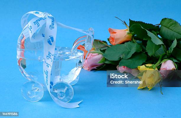 Glas Kinderwagen Mit Blue Ribbon Und Rosen Stockfoto und mehr Bilder von Mutter - Mutter, Rose, Vater