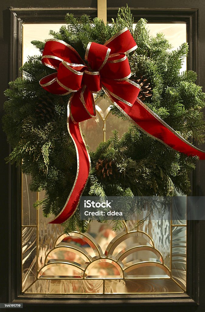 Corona de Navidad con puerta de vidrio - Foto de stock de Alegría libre de derechos