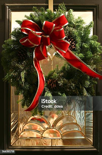 Corona De Navidad Con Puerta De Vidrio Foto de stock y más banco de imágenes de Alegría - Alegría, Celebración - Ocasión especial, Corona - Arreglo floral