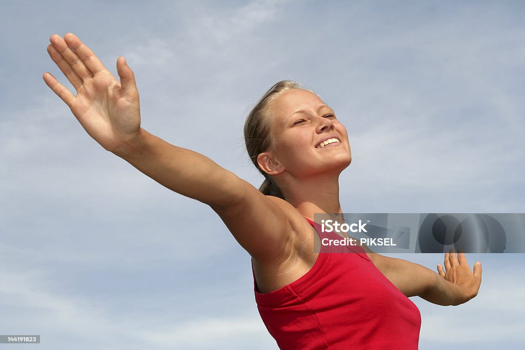 Mulher jovem feliz, com os braços esticados - Foto de stock de Aberto royalty-free