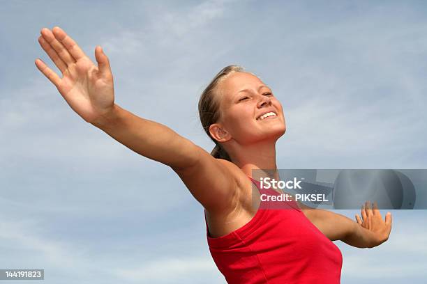 Foto de Mulher Jovem Feliz Com Os Braços Esticados e mais fotos de stock de Aberto - Aberto, Adolescente, Adulto