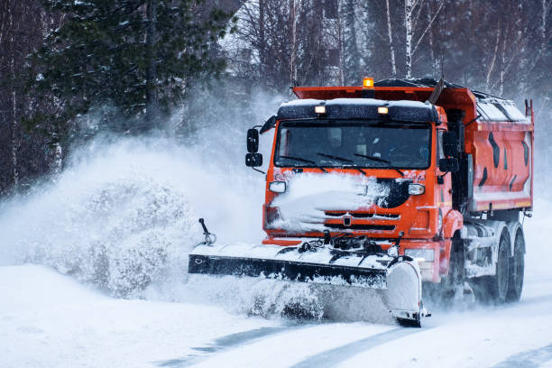 equipamento de remoção de neve dos serviços municipais durante a remoção de neve - snowplow snow blizzard truck - fotografias e filmes do acervo