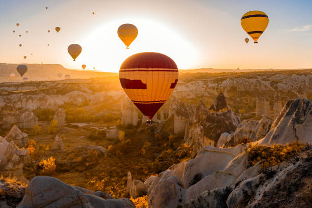 balony na ogrzane powietrze w love valley w kapadocji - hot air balloon landscape sunrise mountain zdjęcia i obrazy z banku zdjęć