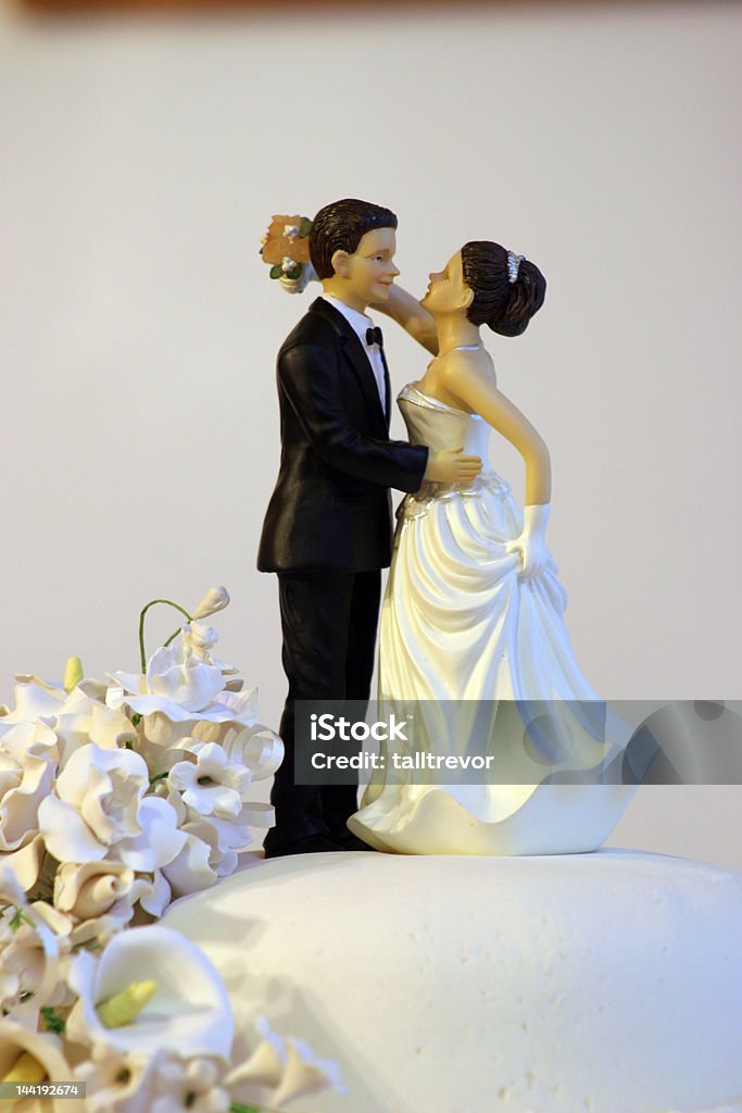 Braut und Bräutigam auf Hochzeitstorte - Lizenzfrei Brautpaarpüppchen Stock-Foto