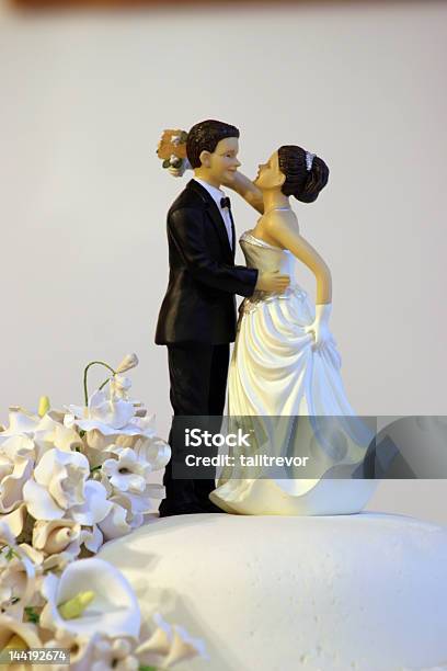 Foto de Noiva E Noivo Em Bolo De Casamento e mais fotos de stock de Boneco de bolo de casamento - Boneco de bolo de casamento, Abraçar, Adulto