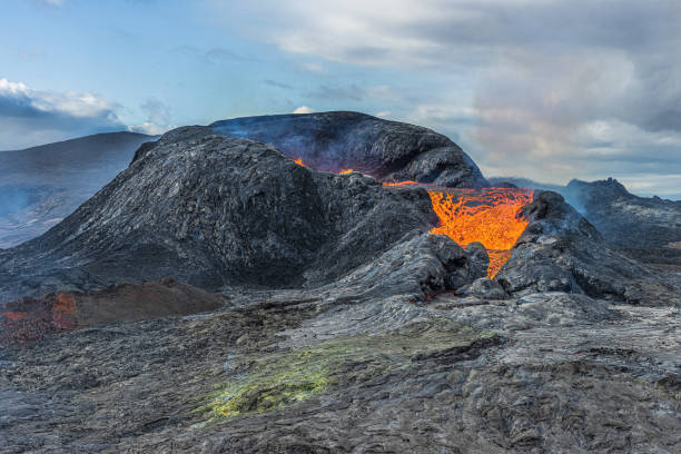 istock Volcanic eruption on the reykjanes peninsula 1441929529