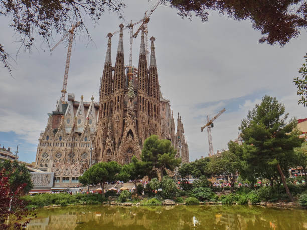 Famosa Iglesia De La Sagrada Familia Construida Por Antonio Gaudí Foto de stock y más banco de imágenes de Iglesia - iStock Famosa Iglesia De La Sagrada Familia Construida Por Antonio Gaudí Foto de stock y más banco de imágenes de Iglesia - iStock
