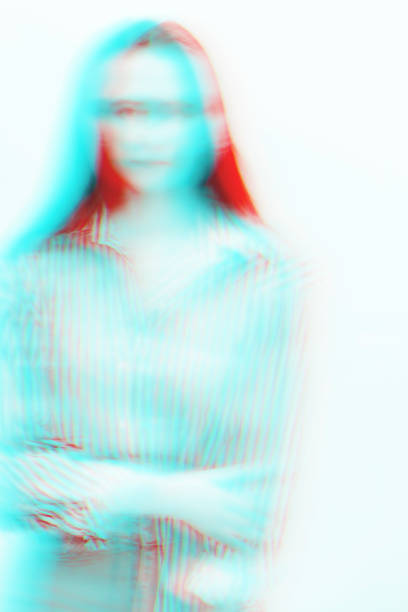 retrato abstracto de mujer con desenfoque de movimiento en estilo de efecto dividido de color rgb - fantasy women blurred motion studio shot fotografías e imágenes de stock