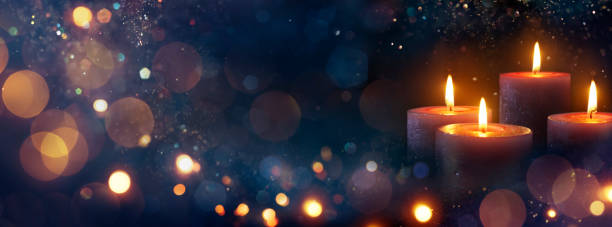 фиолетовые четыре свечи, горящие в темноте - christmas candle advent holiday стоковые фото и изображения