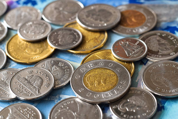 nahaufnahme kanadischer geldmünzen - canadian currency stock-fotos und bilder