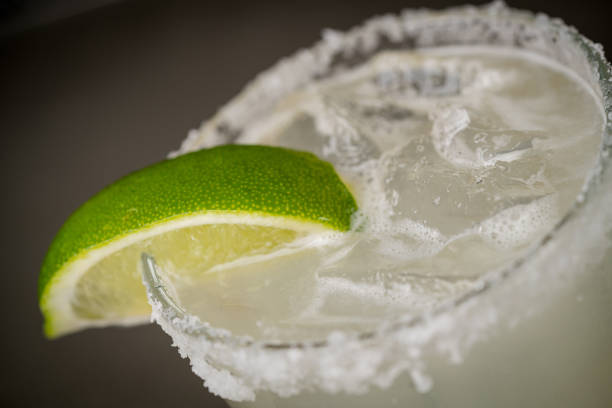 Margarita Clássica Refrescante: Faça Agora! - receita deliciosa profissional - passo 3