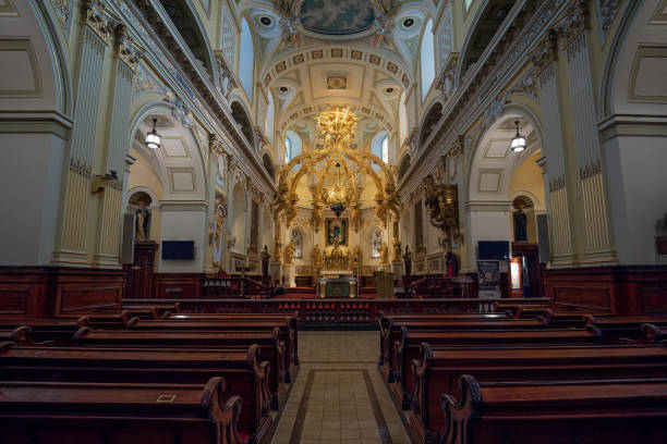 die basilika notre-dame de québec,
diese raffinierte kirche aus dem jahr 1647 wurde mehrmals umgebaut und umfasst eine historische krypta. - confession booth penance catholicism church stock-fotos und bilder