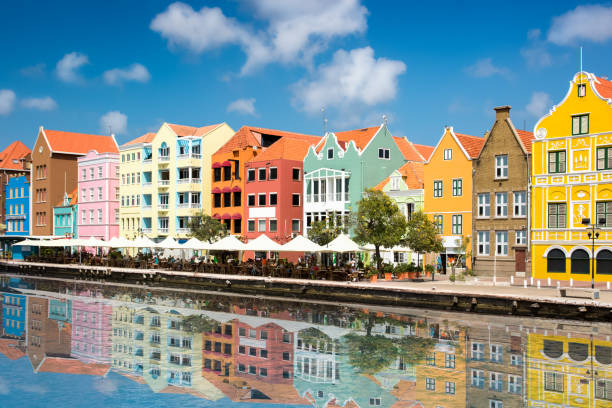 belo dia em willemstad, curaçao - dutch colonial - fotografias e filmes do acervo