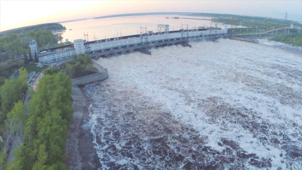 плотина хранения воды государственный сектор плотины построен для хранения воды для использования в сухой сезон. клип. используется для пр - srinakarin стоковые фото и изображения