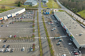 luftaufnahme-vieler-bunter-autos-die-auf-dem-parkplatz-geparkt-sind-mit-linien-und.jpg?b=1&s=170x170&k=20&c=zJfpM61r3vPWC6lkjTXt4Pk54cXqpLAO7go_NQeKSNQ=