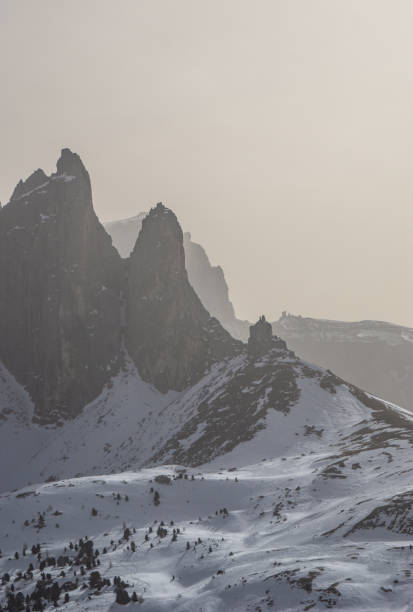 alpes dolomitas italianos a finales del invierno - sella pass fotografías e imágenes de stock