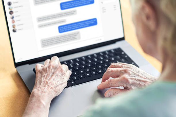 chat messages in laptop of an old woman. love fraud scam of catfish. elder person in online conversation with family. grandma group messaging. communication in social media. - 網路約會 個照片及圖片檔