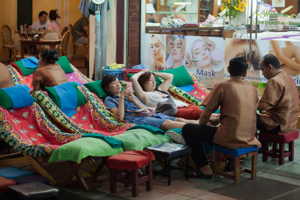certains touristes reçoivent un massage thaïlandais des pieds à khao san road. - khao san road photos et images de collection