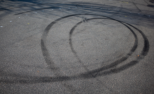 Marcas de deslizamiento en la superficie de una carretera. photo