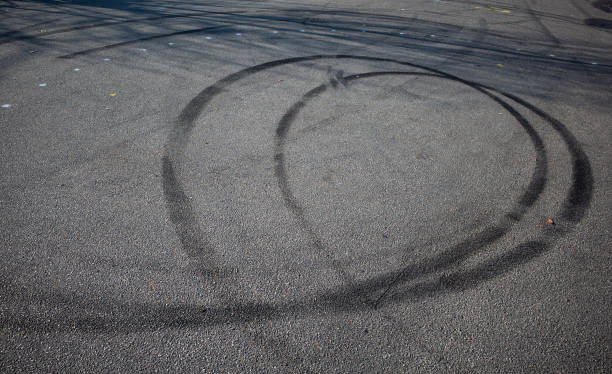 marcas de deslizamiento en la superficie de una carretera. - street racing fotografías e imágenes de stock