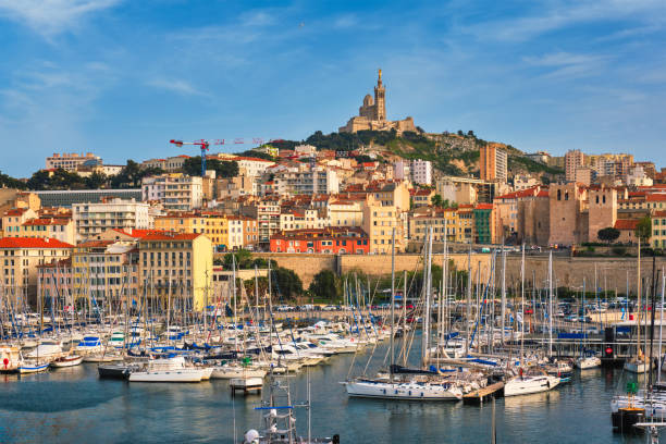 puerto viejo de marsella con yates. marsella, francia - marselle fotografías e imágenes de stock