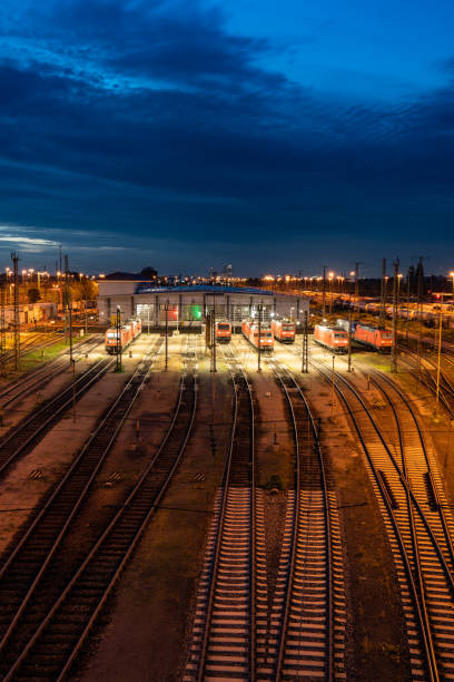 zajezdnia pociągów towarowych deutsche bahn w mannheim - locomotive train night vertical zdjęcia i obrazy z banku zdjęć