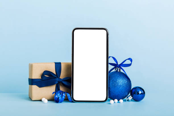 telefone digital mock up com decorações rústicas de natal para apresentação de aplicativos com espaço vazio para você design. conceito de compras online de natal. tablet com espaço de cópia em fundo colorido - cartão de saudações - fotografias e filmes do acervo